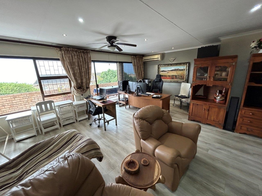 6 Bedroom Property for Sale in Wavecrest Eastern Cape